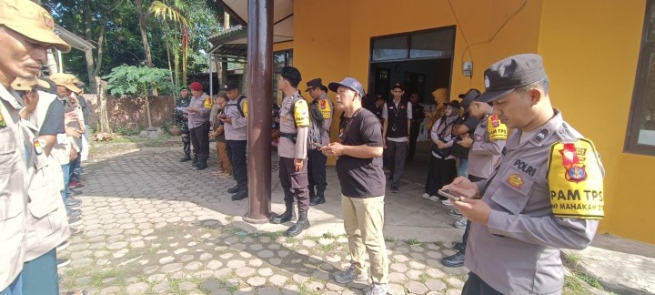 Selasa, 26 November 2024, Lurah memimpin apel perkenalan pertugas PAM TPS kepada para polisi yang bertugas di TPS Kel.Karang Anyar sekaligus membuka acara pengantaran kotak suara dan logistik ke TPS-TPS Karang Anyar