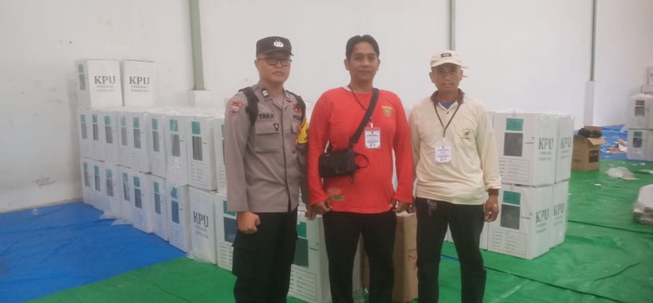 Selasa, 26 November 2024, Lurah memimpin apel perkenalan pertugas PAM TPS kepada para polisi yang bertugas di TPS Kel.Karang Anyar sekaligus membuka acara pengantaran kotak suara dan logistik ke TPS-TPS Karang Anyar