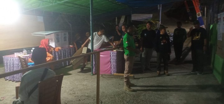Selasa, 26 November 2024, Lurah bersama Bhabinkamtibmas, Cadum dan Linmas Kelurahan melakukan pengecekan TPS-TPS di wilayah Kelurahan Karang Anyar