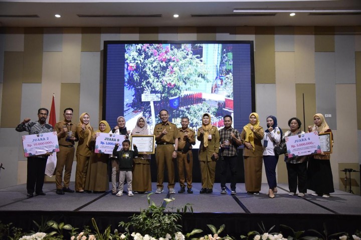 Senin, 02 Desember 2024, Lurah bersama Kasie Ekobang dan pengurus Bank Ramli Berseri RT.002 Karang Anyar menghadiri kegiatan Pemenang Kampung Salai Tk.Kota Samarinda Tahun 2024 di Hotel Harris Samarinda.