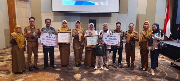 Senin, 02 Desember 2024, Lurah bersama Kasie Ekobang dan pengurus Bank Ramli Berseri RT.002 Karang Anyar menghadiri kegiatan Pemenang Kampung Salai Tk.Kota Samarinda Tahun 2024 di Hotel Harris Samarinda.