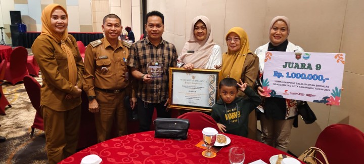 Senin, 02 Desember 2024, Lurah bersama Kasie Ekobang dan pengurus Bank Ramli Berseri RT.002 Karang Anyar menghadiri kegiatan Pemenang Kampung Salai Tk.Kota Samarinda Tahun 2024 di Hotel Harris Samarinda.