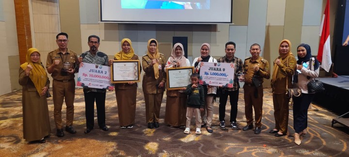 Senin, 02 Desember 2024, Lurah bersama Kasie Ekobang dan pengurus Bank Ramli Berseri RT.002 Karang Anyar menghadiri kegiatan Pemenang Kampung Salai Tk.Kota Samarinda Tahun 2024 di Hotel Harris Samarinda.