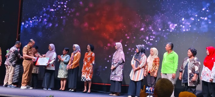 Selasa, 03 Desember 2024., Lurah Lurah bersama Kasie Ekobang dan pengurus Bank Ramli Karang Anyar menghadiri kegiatan Pemenang Bank Unit Sampah Tk.Kota Samarinda Tahun 2024 di Swiss-Belhotel Borneo  Samarinda.