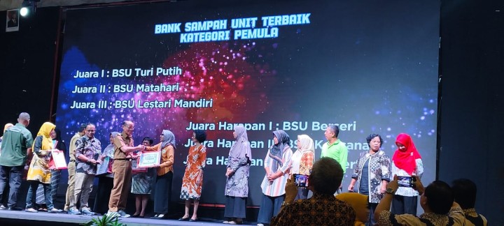 Selasa, 03 Desember 2024., Lurah Lurah bersama Kasie Ekobang dan pengurus Bank Ramli Karang Anyar menghadiri kegiatan Pemenang Bank Unit Sampah Tk.Kota Samarinda Tahun 2024 di Swiss-Belhotel Borneo  Samarinda.