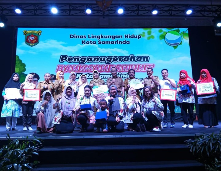 Selasa, 03 Desember 2024., Lurah Lurah bersama Kasie Ekobang dan pengurus Bank Ramli Karang Anyar menghadiri kegiatan Pemenang Bank Unit Sampah Tk.Kota Samarinda Tahun 2024 di Swiss-Belhotel Borneo  Samarinda.