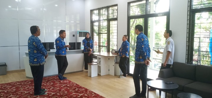 Selasa, 17 Desember 2024 kunjungan kerja dari Kabag Pemerintahan dan Otonomi Daerah Kota Samarinda ke Kantor Kelurahan Karang Anyar terkait Pelayanan Digital Kelurahan.