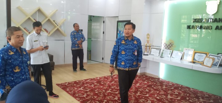 Selasa, 17 Desember 2024 kunjungan kerja dari Kabag Pemerintahan dan Otonomi Daerah Kota Samarinda ke Kantor Kelurahan Karang Anyar terkait Pelayanan Digital Kelurahan.