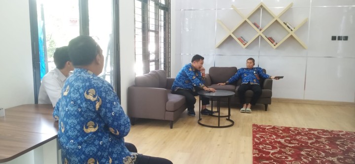 Selasa, 17 Desember 2024 kunjungan kerja dari Kabag Pemerintahan dan Otonomi Daerah Kota Samarinda ke Kantor Kelurahan Karang Anyar terkait Pelayanan Digital Kelurahan.