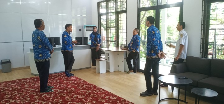 Selasa, 17 Desember 2024 kunjungan kerja dari Kabag Pemerintahan dan Otonomi Daerah Kota Samarinda ke Kantor Kelurahan Karang Anyar terkait Pelayanan Digital Kelurahan.