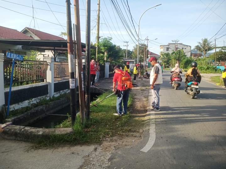 Jumat, 20 Desember 2024, Kelurahan Karang Anyar mengikuti kegiatan Kerja Bakti Massal Dalam Rangka Hari Kesetiakawanan Nasional di wilayah Jalan Ulin RT.020 dan 021