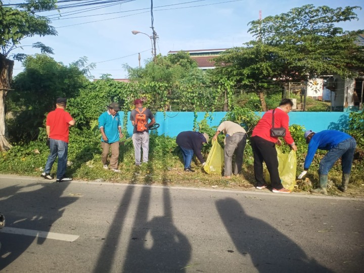 Jumat, 20 Desember 2024, Kelurahan Karang Anyar mengikuti kegiatan Kerja Bakti Massal Dalam Rangka Hari Kesetiakawanan Nasional di wilayah Jalan Ulin RT.020 dan 021