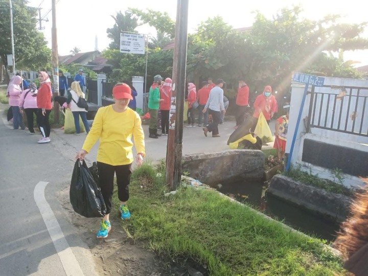 Jumat, 20 Desember 2024, Kelurahan Karang Anyar mengikuti kegiatan Kerja Bakti Massal Dalam Rangka Hari Kesetiakawanan Nasional di wilayah Jalan Ulin RT.020 dan 021