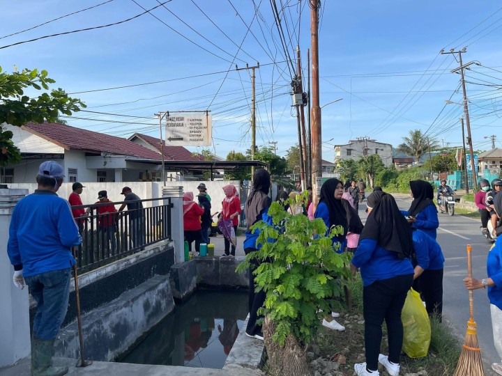 Jumat, 20 Desember 2024, Kelurahan Karang Anyar mengikuti kegiatan Kerja Bakti Massal Dalam Rangka Hari Kesetiakawanan Nasional di wilayah Jalan Ulin RT.020 dan 021