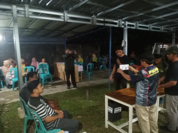 Rabu, 08 Januari 2025 Acara pemilihan ketua RT 28 di Jalan Kahoi 10  , selamat atas terpilihnya kembali bpk Abdul Munir sebagai ketua RT 28 Kel. Karang Anyar  terpilih untuk masa periode 2025-2030.