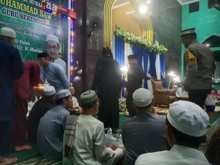 Senin, 13 Januari 2024 Lurah menghadiri Acara peringatan isra dan Miraj Nabi Muhammad SAW yang diadakan di masjid al-fallah , Jln. Tengakwang, yang diisi dengan ceramah dari K.H.Muhammad Shuqqi MZ