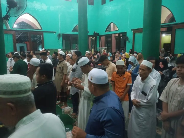 Senin, 13 Januari 2024 Lurah menghadiri Acara peringatan isra dan Miraj Nabi Muhammad SAW yang diadakan di masjid al-fallah , Jln. Tengakwang, yang diisi dengan ceramah dari K.H.Muhammad Shuqqi MZ