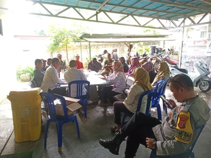 Rabu, 22 Januari 2025, Lurah memimpin Rapat bersama Unsur Kelurahan terkait persiapan pelaksanaan jalan sehat dalam rangka perayaan Hari Jadi Kota Samarinda ke-357 dan  HUT pemerintah Kota Samarinda ke-65 tahun 2025 di Kantor Kelurahan Karang Anyar.