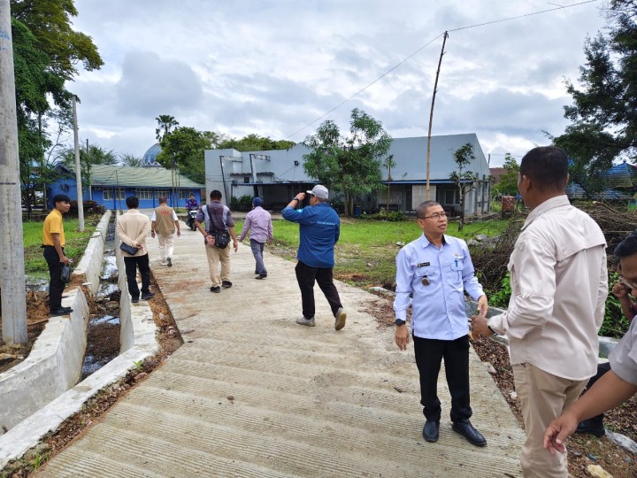 Rabu, 22 Januari 2025, Lurah  bersama Kasi Ekobang & staf mendampingi Tim TWAP kota Samarinda dalam menindaklanjuti laporan masyarakat terkait adanya genangan banjir didalam lahan Fakultas FKIP Universitas Mulawarman Samarinda di Jl. Banggeris RT 03.