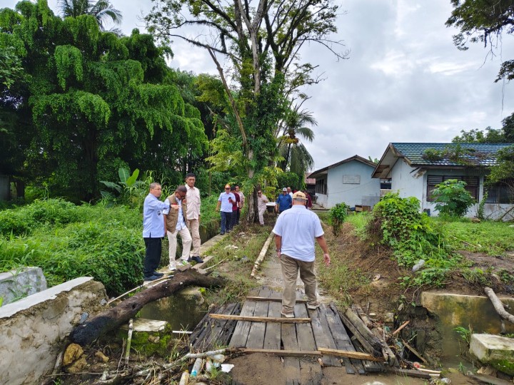 Rabu, 22 Januari 2025, Lurah  bersama Kasi Ekobang & staf mendampingi Tim TWAP kota Samarinda dalam menindaklanjuti laporan masyarakat terkait adanya genangan banjir didalam lahan Fakultas FKIP Universitas Mulawarman Samarinda di Jl. Banggeris RT 03.