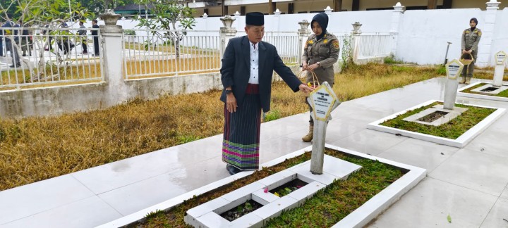 Kamis, 24 Januari 2024, Lurah mengikuti kegiatan Ziarah ke Makam Taman Pahlawan dan ke Makam Daeng Mangkona dalam rangka Hut Jadi Kota dan Pemerintah Kota Samarinda tahun 2025.