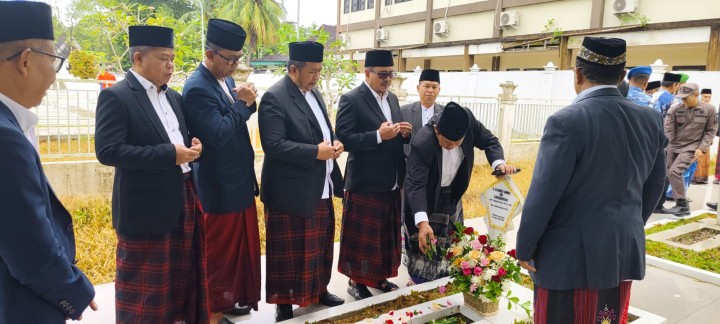 Kamis, 24 Januari 2024, Lurah mengikuti kegiatan Ziarah ke Makam Taman Pahlawan dan ke Makam Daeng Mangkona dalam rangka Hut Jadi Kota dan Pemerintah Kota Samarinda tahun 2025.