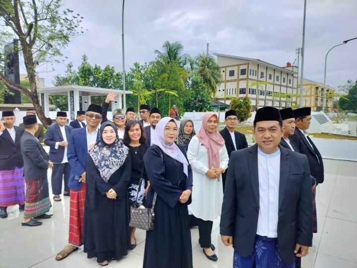 Kamis, 24 Januari 2024, Lurah mengikuti kegiatan Ziarah ke Makam Taman Pahlawan dan ke Makam Daeng Mangkona dalam rangka Hut Jadi Kota dan Pemerintah Kota Samarinda tahun 2025.
