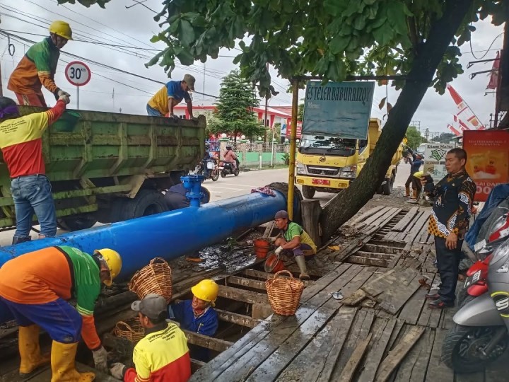 Kamis, 30 Januari 2025 Lurah meninjau pelaksanaan pengerukan sedimentasi parit di jl. Cendana kel. karang anyar yang dilaksanakan oleh Dinas PUPR Kota Samarinda