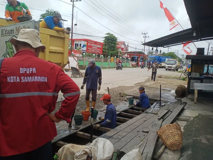 Kamis, 30 Januari 2025 Lurah meninjau pelaksanaan pengerukan sedimentasi parit di jl. Cendana kel. karang anyar yang dilaksanakan oleh Dinas PUPR Kota Samarinda