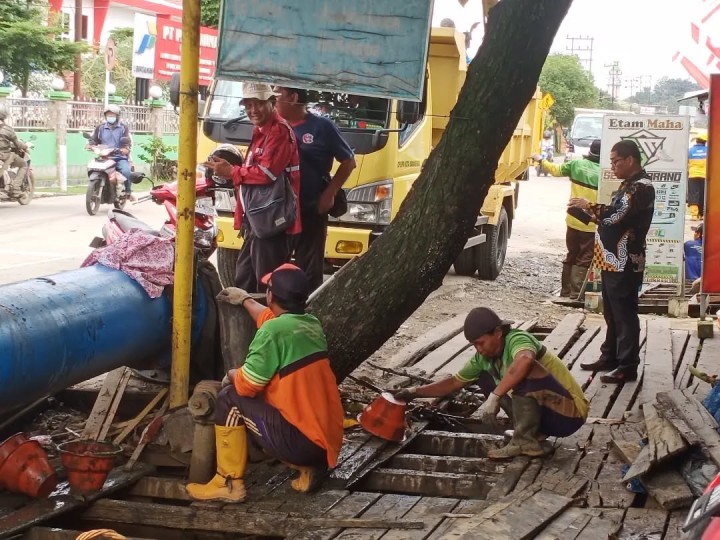 Kamis, 30 Januari 2025 Lurah meninjau pelaksanaan pengerukan sedimentasi parit di jl. Cendana kel. karang anyar yang dilaksanakan oleh Dinas PUPR Kota Samarinda
