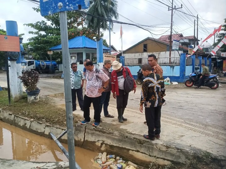 Kamis, 30 Januari 2025 Lurah meninjau pelaksanaan pengerukan sedimentasi parit di jl. Cendana kel. karang anyar yang dilaksanakan oleh Dinas PUPR Kota Samarinda