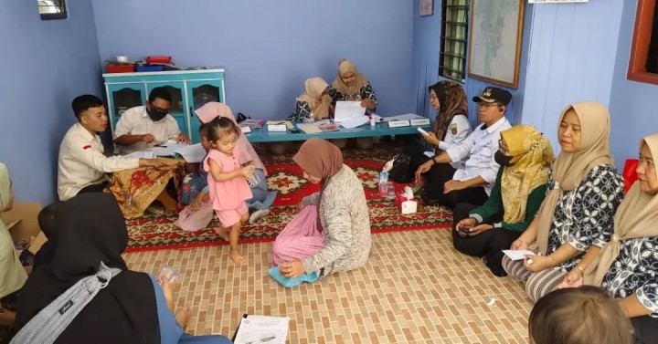 Rabu, 05 februari 2025 Kunjungan Lurah bersama ketua PKK kelurahan karang anyar pada pelaksanaan kegiatan rutin bulanan posyandu harapan kita RT 11 kel. Karang anyar