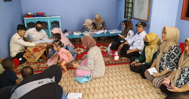 Rabu, 05 februari 2025 Kunjungan Lurah bersama ketua PKK kelurahan karang anyar pada pelaksanaan kegiatan rutin bulanan posyandu harapan kita RT 11 kel. Karang anyar
