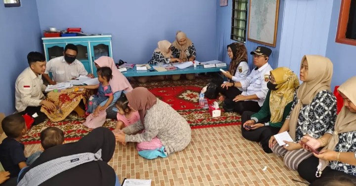 Rabu, 05 februari 2025 Kunjungan Lurah bersama ketua PKK kelurahan karang anyar pada pelaksanaan kegiatan rutin bulanan posyandu harapan kita RT 11 kel. Karang anyar