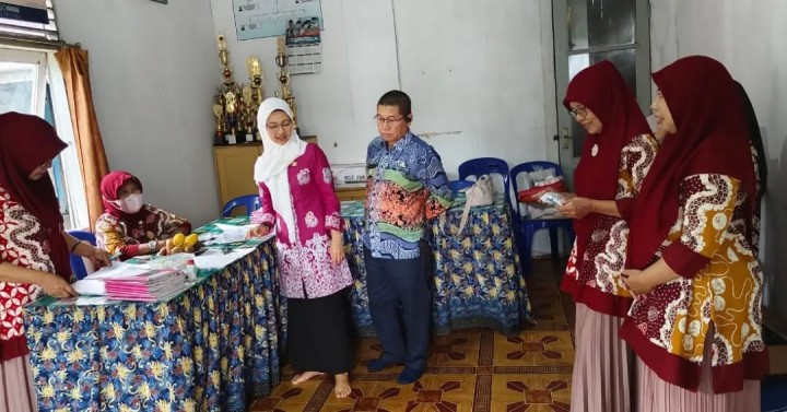 Kamis, 06 Februari 2025 Kunjungan Lurah bersama Ketua dan anggota PKK Kel. Karang anyar  ke kegiatan rutin bulanan posyandu Rt 16 di Jalan Meranti gang 2