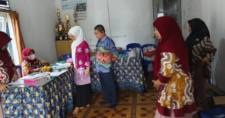 Kamis, 06 Februari 2025 Kunjungan Lurah bersama Ketua dan anggota PKK Kel. Karang anyar  ke kegiatan rutin bulanan posyandu Rt 16 di Jalan Meranti gang 2