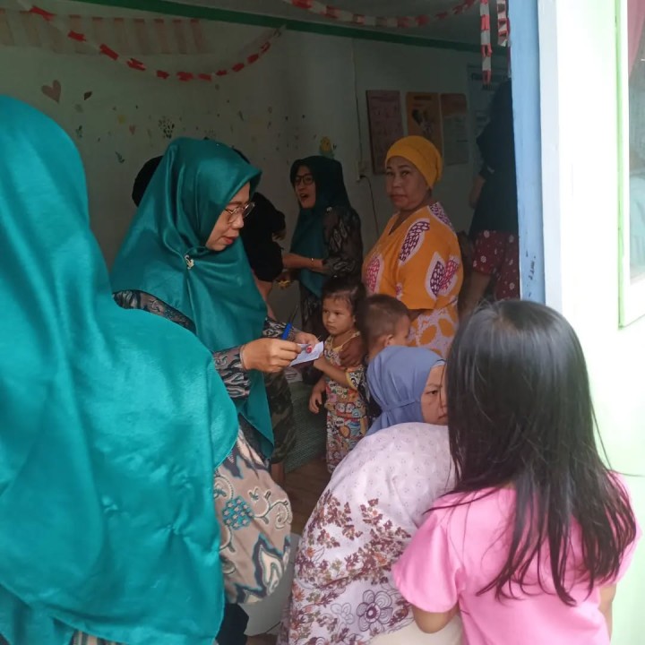 Jumat, 07 Februari 2025 Kunjungan Lurah bersama Ketua PKK dan anggota PKK kelurahan karang anyar pada kegiatan rutin bulanan Posyandu Amalia RT.33 - Jalan Rimbawan 1