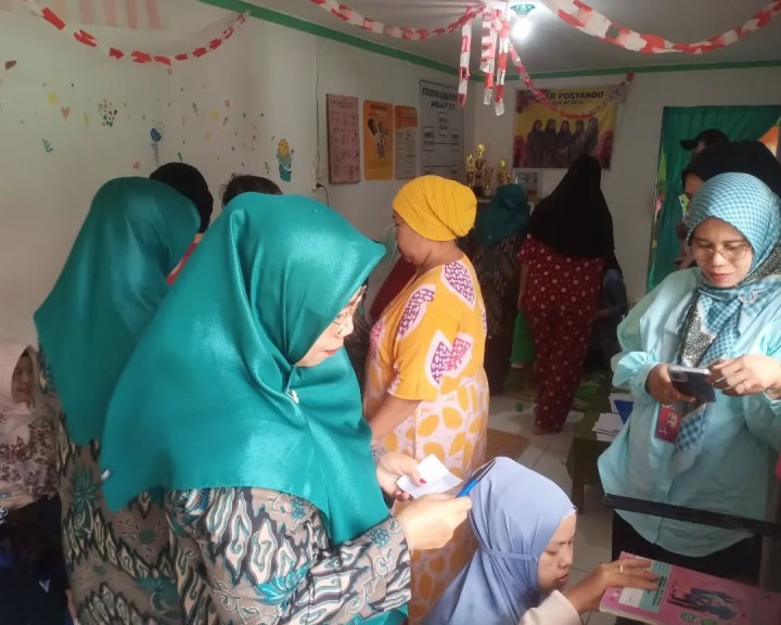 Jumat, 07 Februari 2025 Kunjungan Lurah bersama Ketua PKK dan anggota PKK kelurahan karang anyar pada kegiatan rutin bulanan Posyandu Amalia RT.33 - Jalan Rimbawan 1