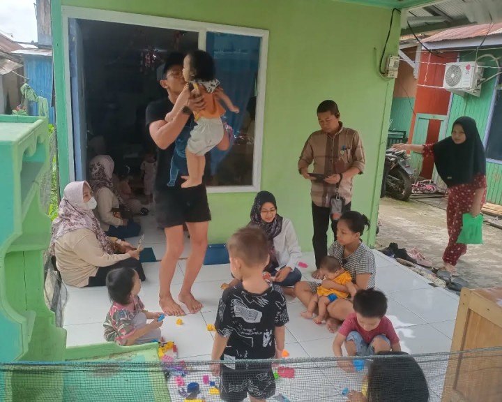 Jumat, 07 Februari 2025 Kunjungan Lurah bersama Ketua PKK dan anggota PKK kelurahan karang anyar pada kegiatan rutin bulanan Posyandu Amalia RT.33 - Jalan Rimbawan 1