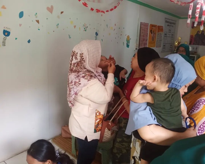 Jumat, 07 Februari 2025 Kunjungan Lurah bersama Ketua PKK dan anggota PKK kelurahan karang anyar pada kegiatan rutin bulanan Posyandu Amalia RT.33 - Jalan Rimbawan 1