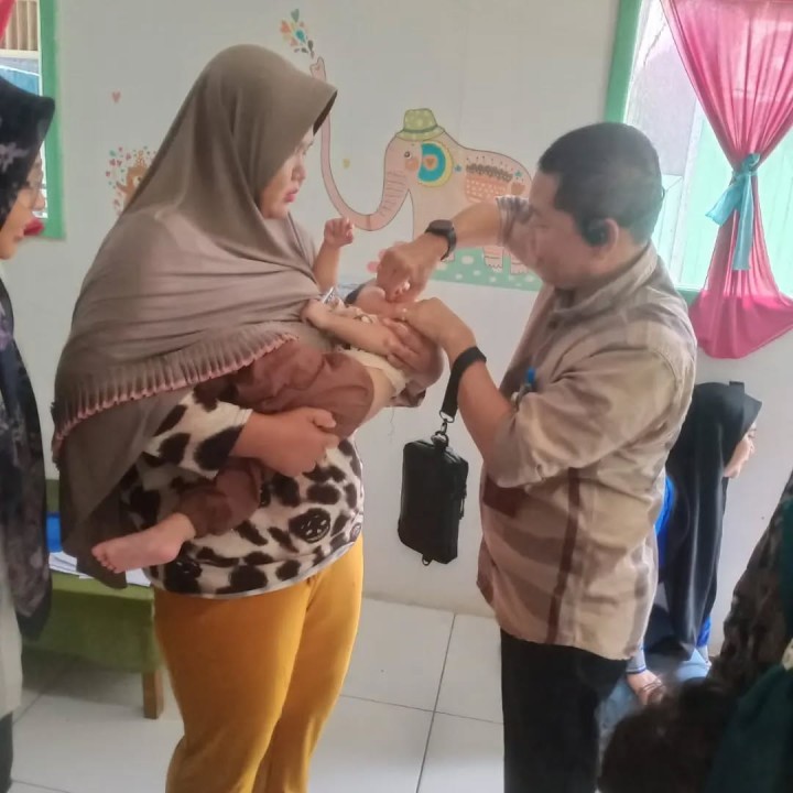 Jumat, 07 Februari 2025 Kunjungan Lurah bersama Ketua PKK dan anggota PKK kelurahan karang anyar pada kegiatan rutin bulanan Posyandu Amalia RT.33 - Jalan Rimbawan 1