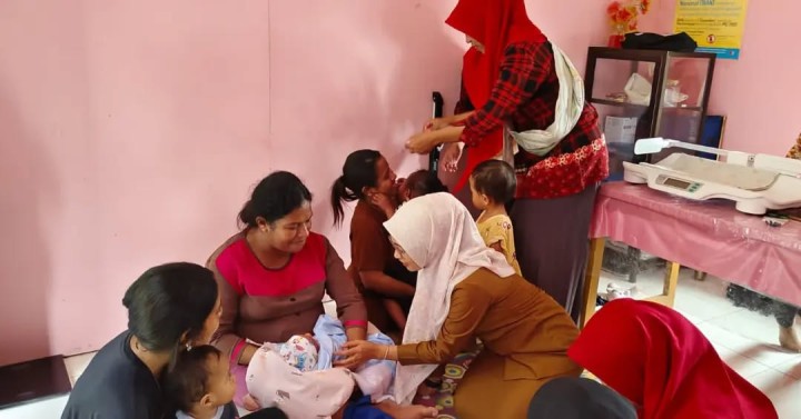 Senin, 10 februari 2025 Kunjungan Lurah dan Ketua PKK serta anggota kel. Karang anyar ke ke posyandu Bukit indah RT.36 Jalan Cendana Gang 11 Kel. karang anyar