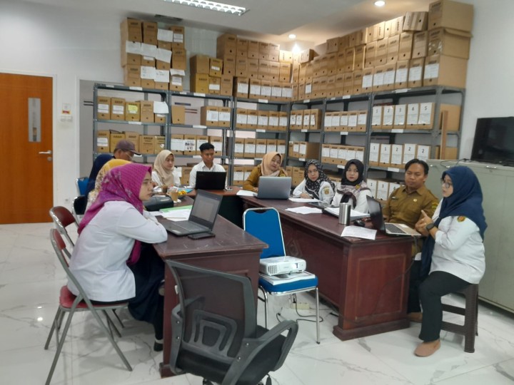 Selasa, 11 Februari 2025,  Kerurahan Mengikuti Klinik kelas penyusunan daftar usul musnah arsip di Kantor Dinas Perpustakaan dan Arsip bDaerah Kota Samarinda