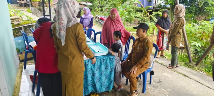Selasa, 11 Februari 2025 Lurah bersama Ketua TP PKK dan Anggota melakukan kunjungan kerja ke Posyandu Warga Sehati di Jalan Cendana RT.014 Kel.Karang Anyar