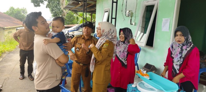 Selasa, 11 Februari 2025 Lurah bersama Ketua TP PKK dan Anggota melakukan kunjungan kerja ke Posyandu Warga Sehati di Jalan Cendana RT.014 Kel.Karang Anyar