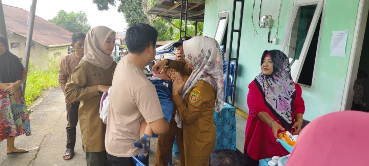 Selasa, 11 Februari 2025 Lurah bersama Ketua TP PKK dan Anggota melakukan kunjungan kerja ke Posyandu Warga Sehati di Jalan Cendana RT.014 Kel.Karang Anyar