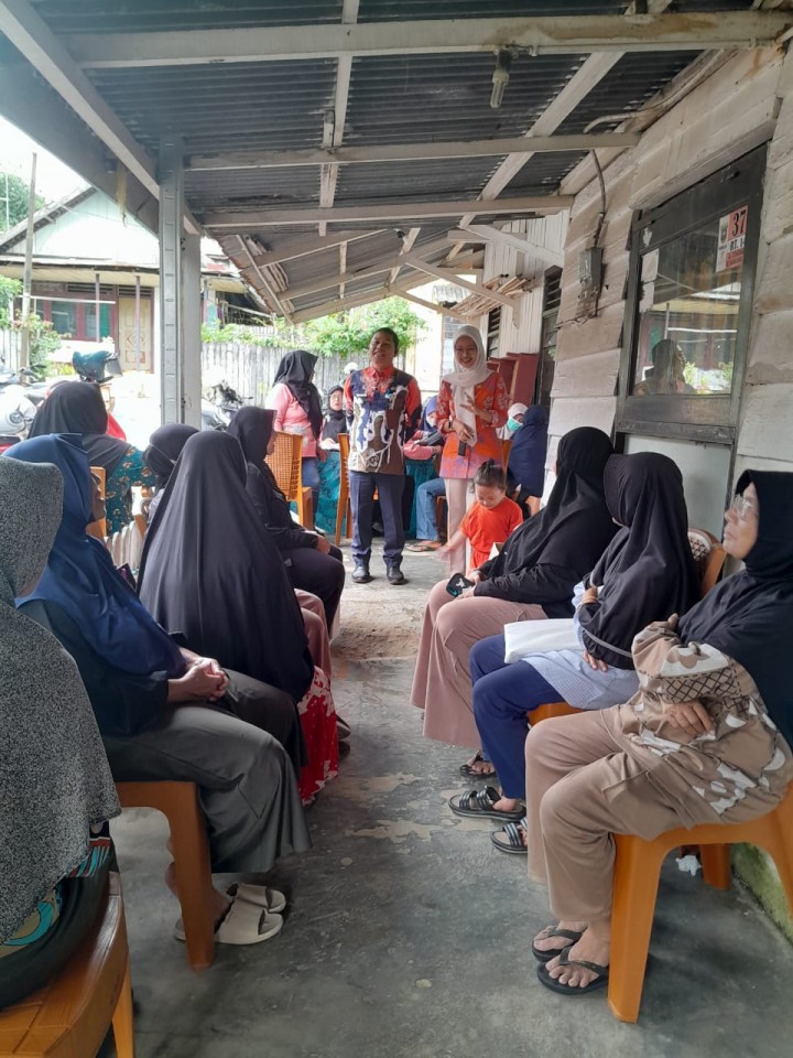 Kamis, 13 Februari 2025, Lurah bersama Ketua TP PKK dan anggota berserta Staf melakukan kunjungan kerja ke Posyandu  Lansia Sehati RT 14 di Jalan Cendana Gang Amal