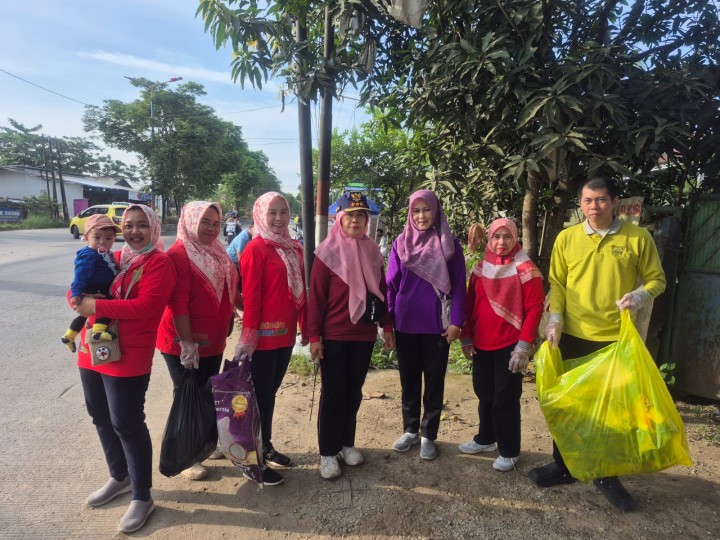 Sabtu, 15 Februari 2025, Lurah beserta Kasie dan Staf mengikuti kegiatan kerja bakti se Kecamatan Sungai Kunjang di Jalan Jakarta, Samarinda