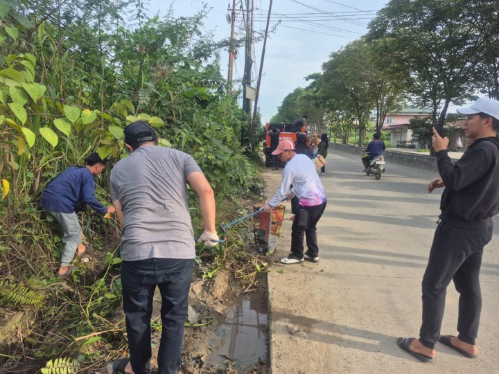 Sabtu, 15 Februari 2025, Lurah beserta Kasie dan Staf mengikuti kegiatan kerja bakti se Kecamatan Sungai Kunjang di Jalan Jakarta, Samarinda