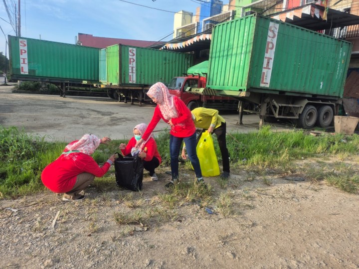 Sabtu, 15 Februari 2025, Lurah beserta Kasie dan Staf mengikuti kegiatan kerja bakti se Kecamatan Sungai Kunjang di Jalan Jakarta, Samarinda